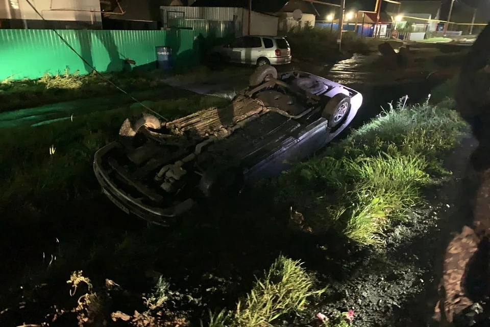 Под Новосибирском автомобиль влетел в столб и перевернулся. Фото: "Подслушано ЧАНЫ".