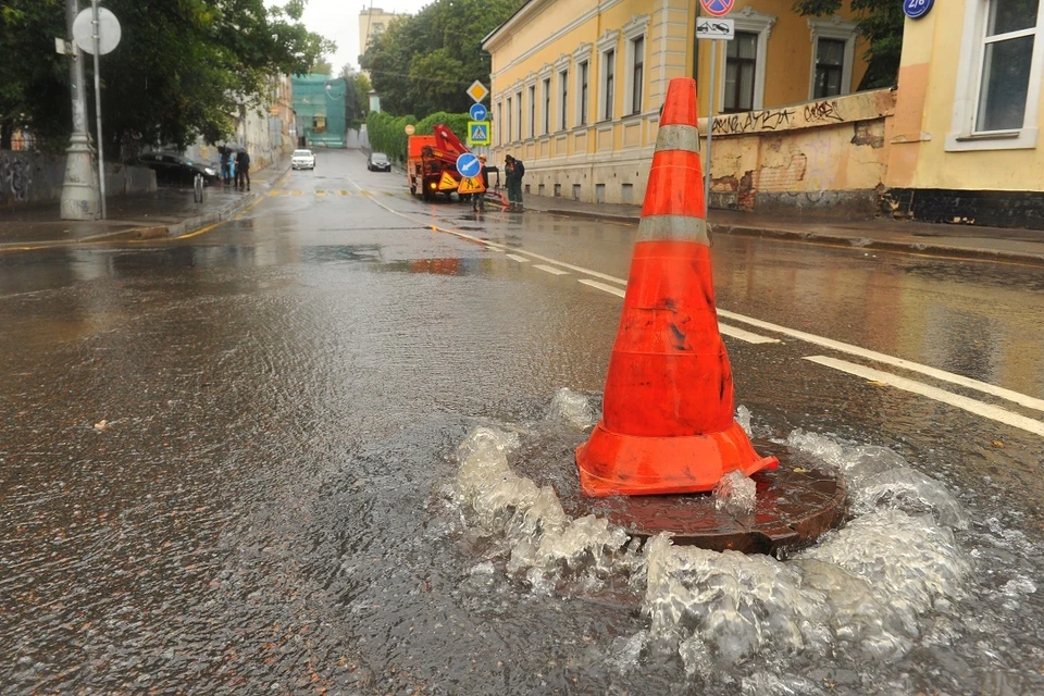 В Бердске улицу затопило фекалиями из-за забившегося коллектора.