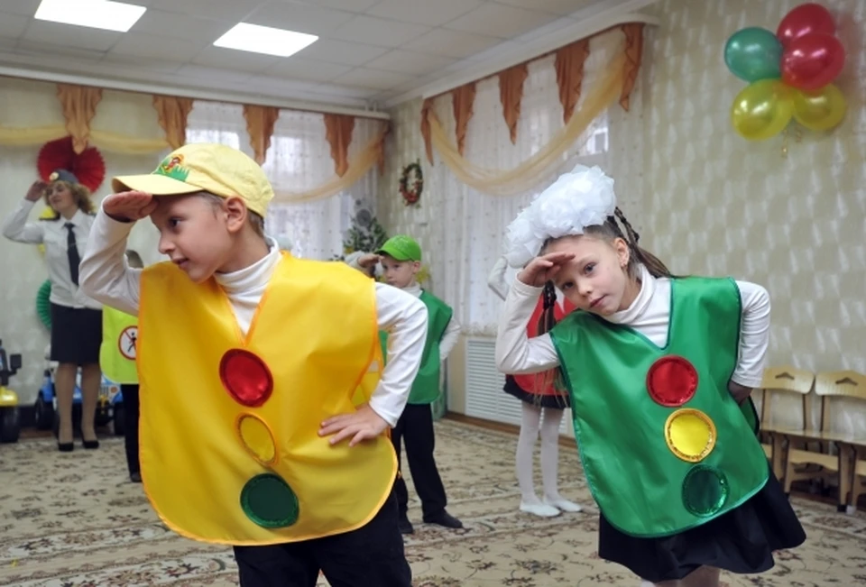 В школах и детсадах детей учат соблюдать правила дорожного движения