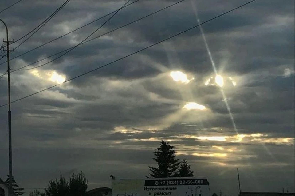 Лицо в небе над Артемом. Фото: instagram.com/pogoda_25_region
