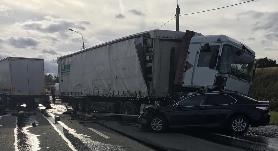 Массовое ДТП с тремя фурами и легковушкой Toyota Camry произошло под Смоленском. Фото: паблик «Автокадр_67 ДТП, ЧП» ВКонтакте.