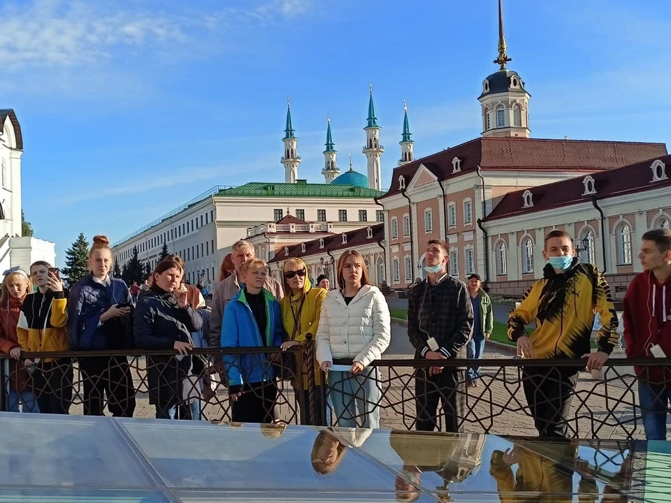 Волгоградские путешественники на экскурсии в Казанском Кремле.