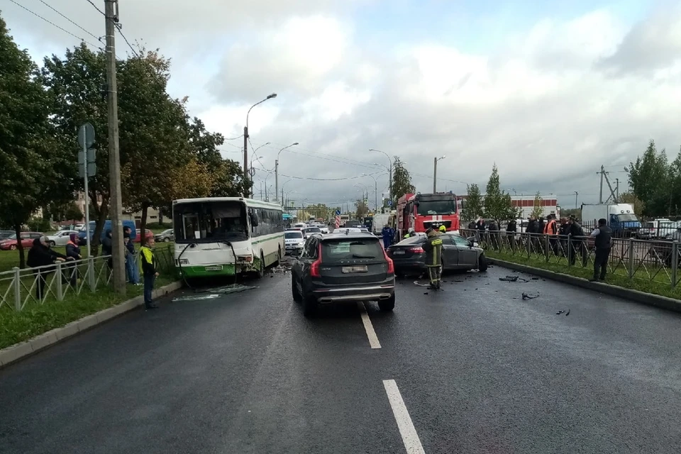 Автобус столкнулся с иномаркой в Колпино на Заводском проспекте. Фото: vk.com/avto.kolpino