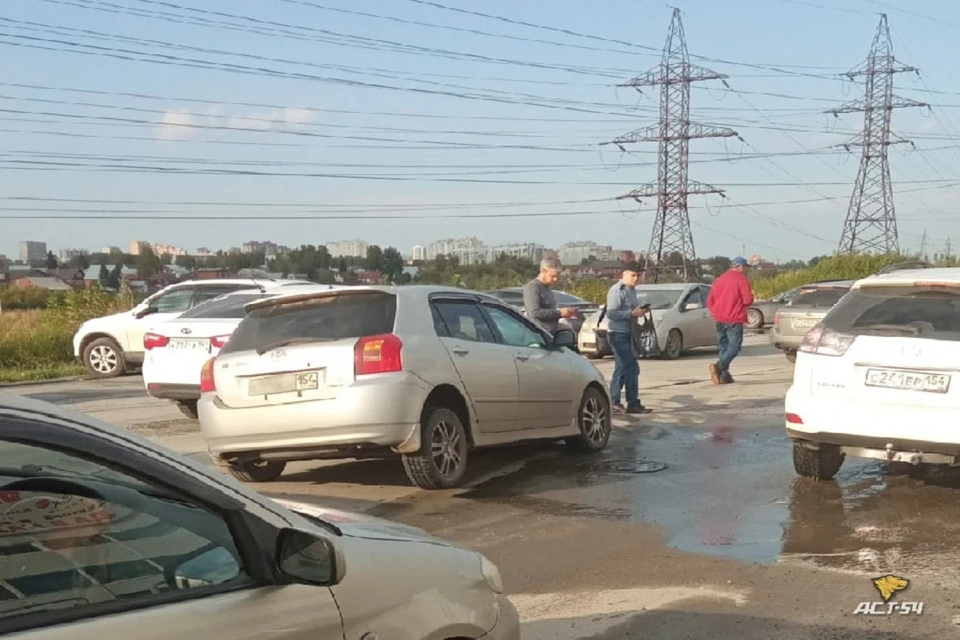 В Новосибирске «Тойота» провалилась в асфальт. Фото: "АСТ-54".