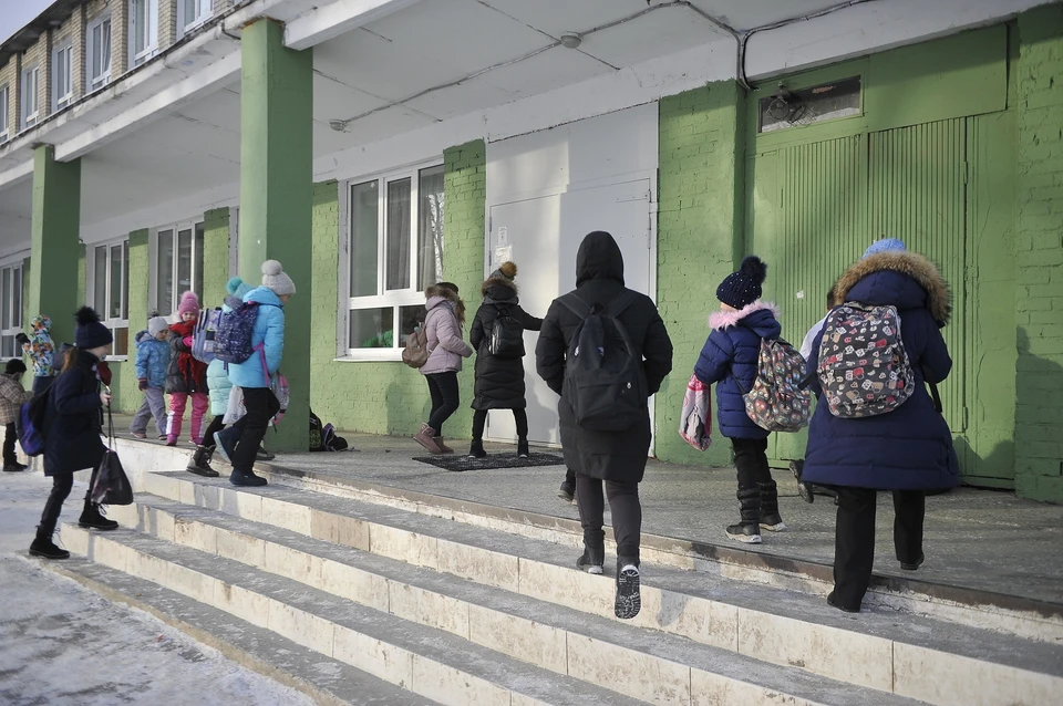 Сейчас ученикам школы №100 приходится проходить прямо по краю проезжей части