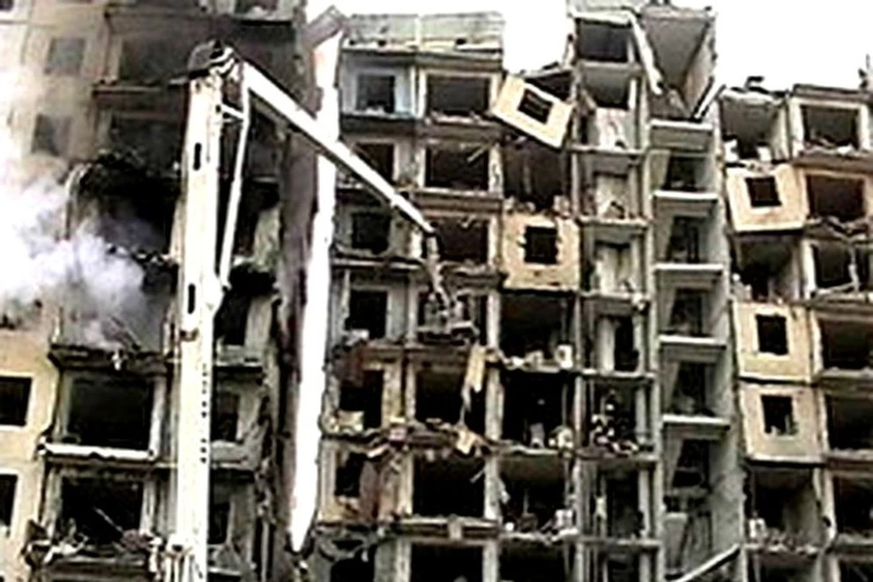 Две секции дома, у которого прогремел взрыв, оказались полностью разрушенными. Фото: стоп-кадр видео с места событий