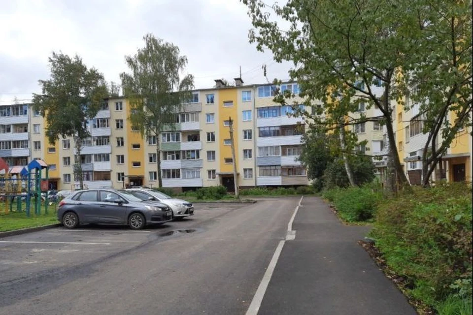 Во дворе заменили асфальт.