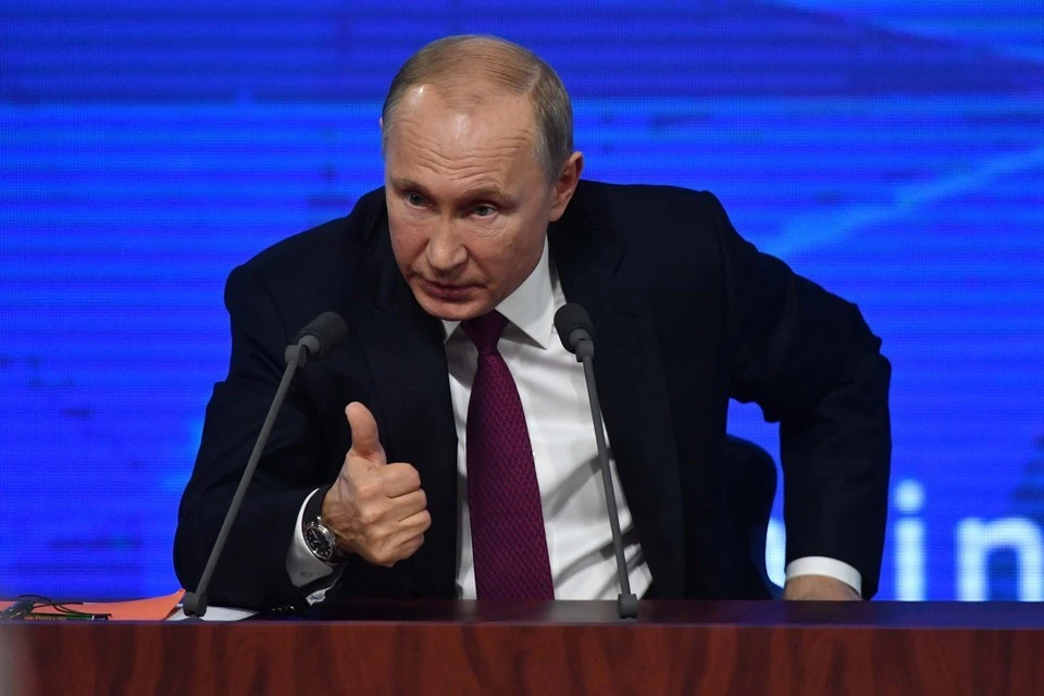 Путин проголосовал онлайн, используя телефон помощника