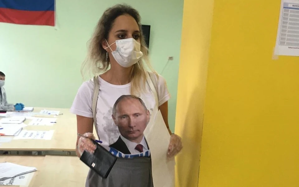 Тюменка пришла на избирательный участок в футболке с изображением Путина. Фото предоставлено "КП".