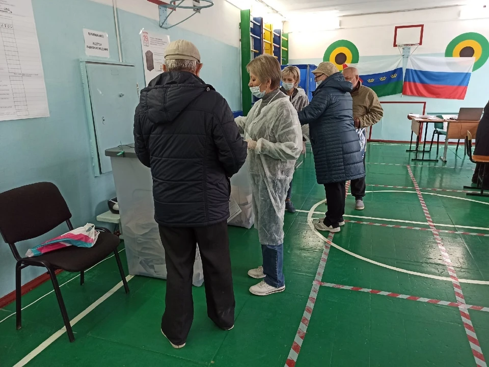 В Тюменской области на избирательных участках наблюдаются очереди.
