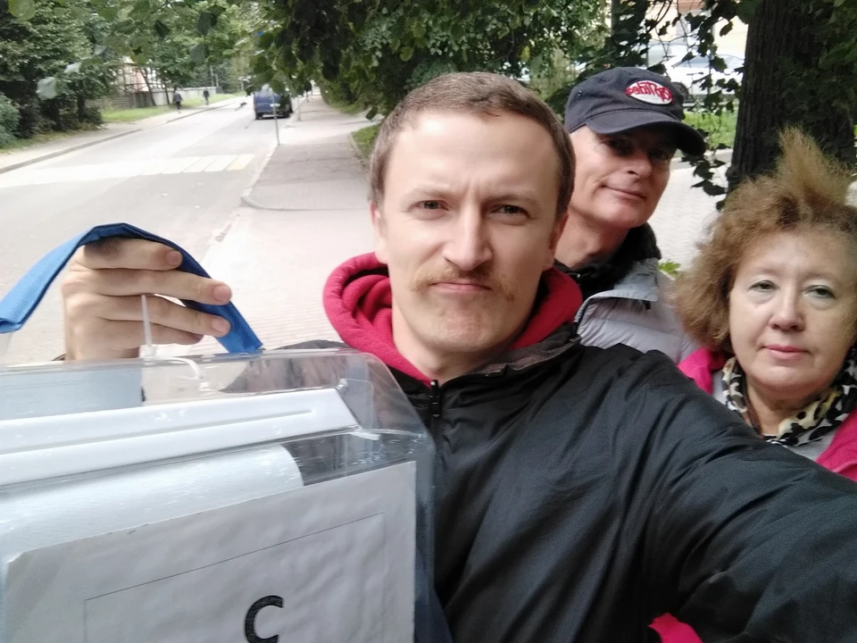 Наш коллега не только на участке трудился, но и ездил с бюллетенями к тем, кто решил голосовать на дому.