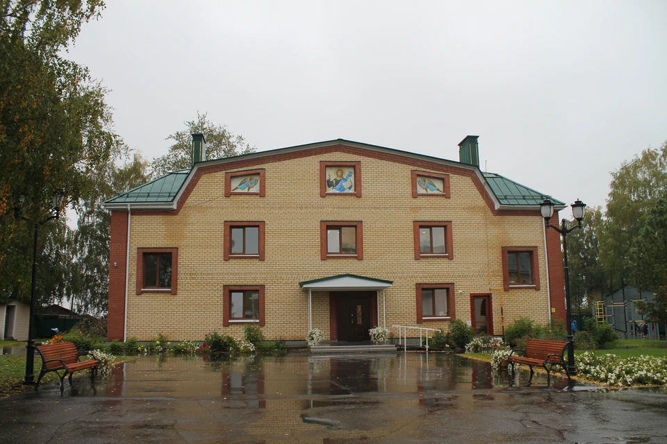 Школа находится на территории Свято-Вознесенского храма в местечке Кируль.