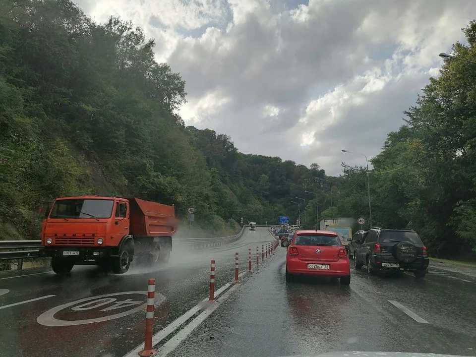 В Сочи из-за непогоды водители встали в пробке