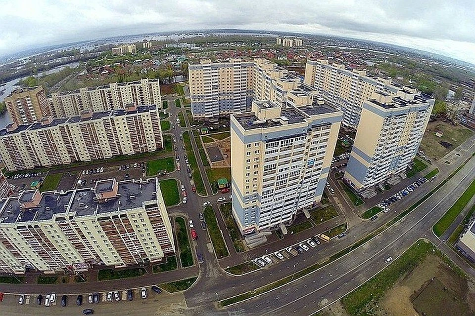 Жители микрорайона уже давно жалуются на неприятный запах