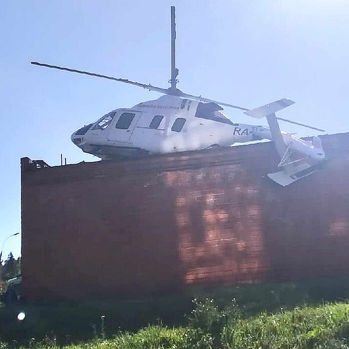 Видео с упавшим на крышу здания больницы вертолетом в Ижевске показало МЧС  - KP.RU