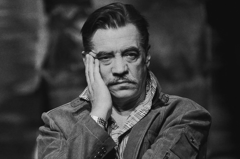 22 сентября на торжественном открытии 83 сезона «драмы» награду супруге Сергея Владимировича передал заместитель министра культуры Мурманской области Тимур Давлетшин. Фото: архив Мурманского Областного Драматического театра