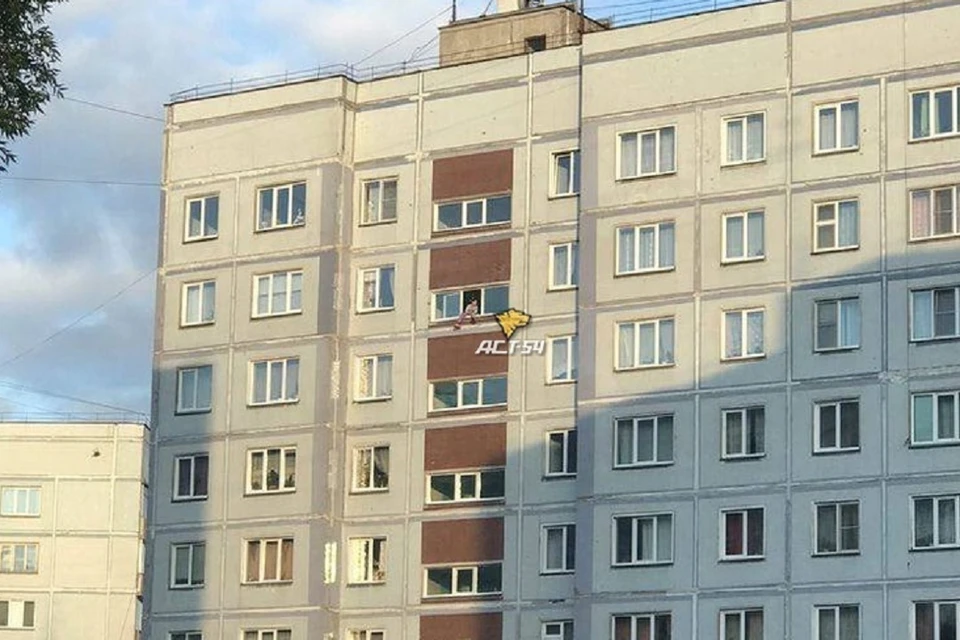 Новосибирцы сфотографировали девочку, свесившуюся из окна 8 этажа. Фото: "АСТ-54".