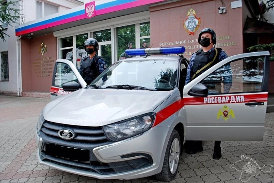 В Симферополе задержали женщину, устроившую дебош на АЗС. Фото: Управление Росгвардии в Крыму/сайт