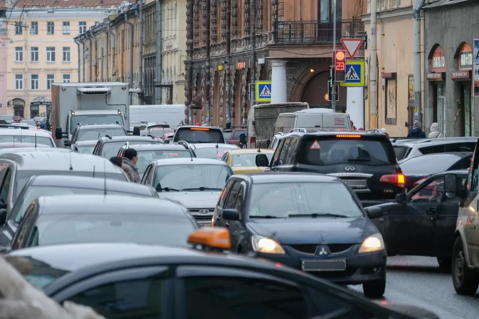 В Петербурге автобусы и троллейбусы следует в объезд перекрытий в День туризма.