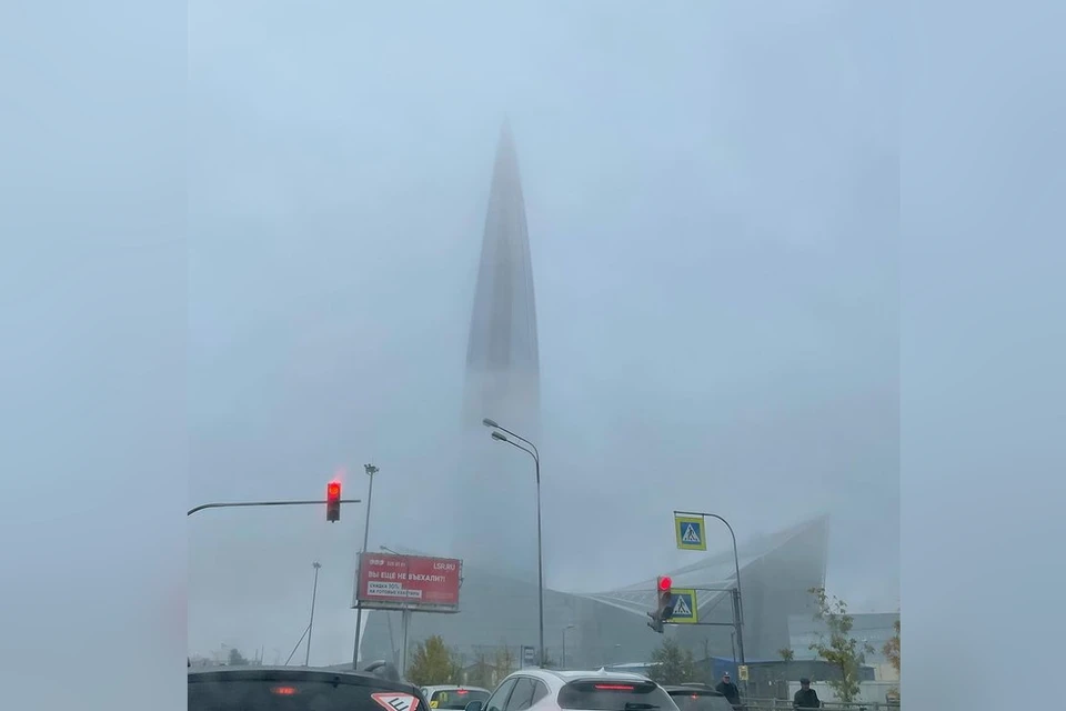 В Петербурге в облаках спрятался "Лахта Центр". Фото: instagram.com/vladimirlvov