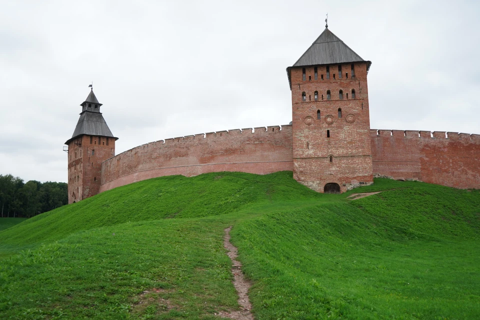Древняя крепость стоит прямо посреди Великого Новгорода.Фото: Сергей ТАРАСОВ.