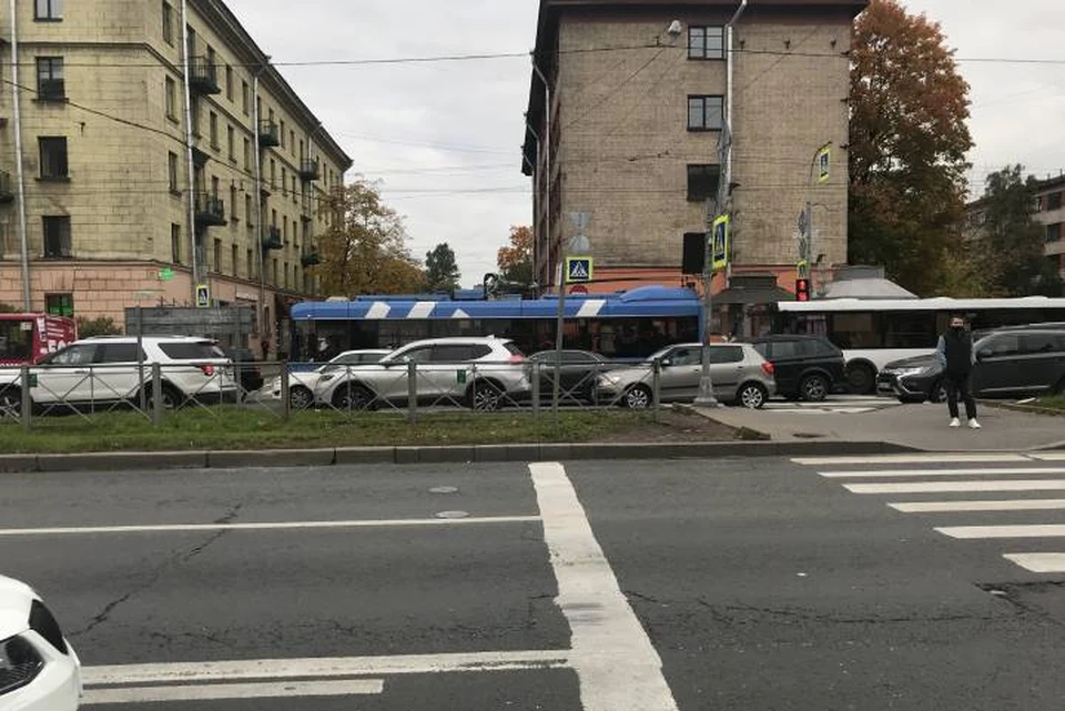 транспортный коллапс спб. авария на кутузовском проспекте. пробка на неве. транспортный коллапс санкт петербург. светофор на площади.
