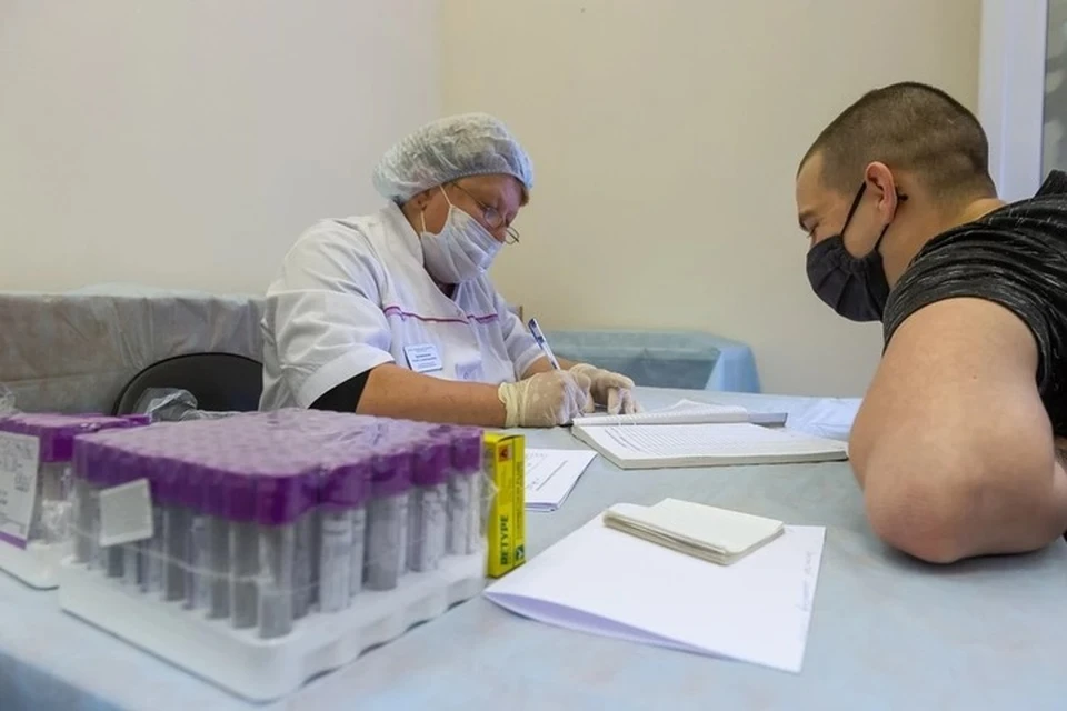 Для оформления справки необходимо лично обратиться в прививочный пункт