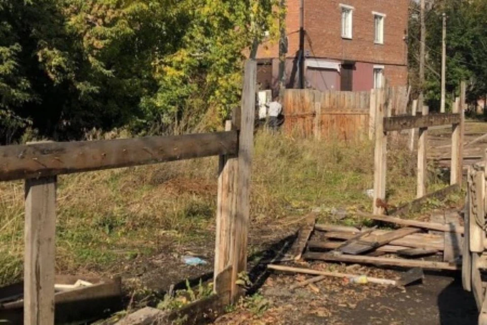 В октябрьском районе в иркутске. Самовольные ограждения. Незаконный деревянный забор демонтаж. Самовольное ограждение Турчевича 6.