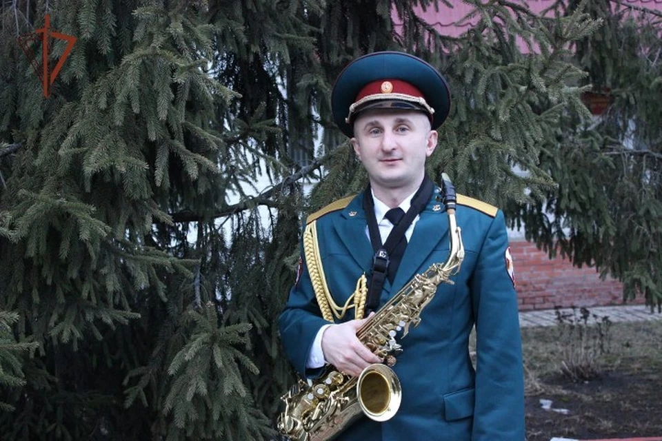 Артема Чмута вдохновил жизненный путь и героизм Анатолия Александровича. Фото: пресс-служба Управления Росгвардии по Брянской области.