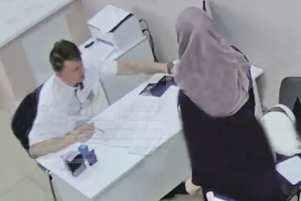 В тот день доктор осматривал Нилуфар Азимову - жену Бахриддина в частной медицинской клинике «А-мед» Нижневартовска. Женщина в хиджабе и маске зашла в кабинет на медосмотр