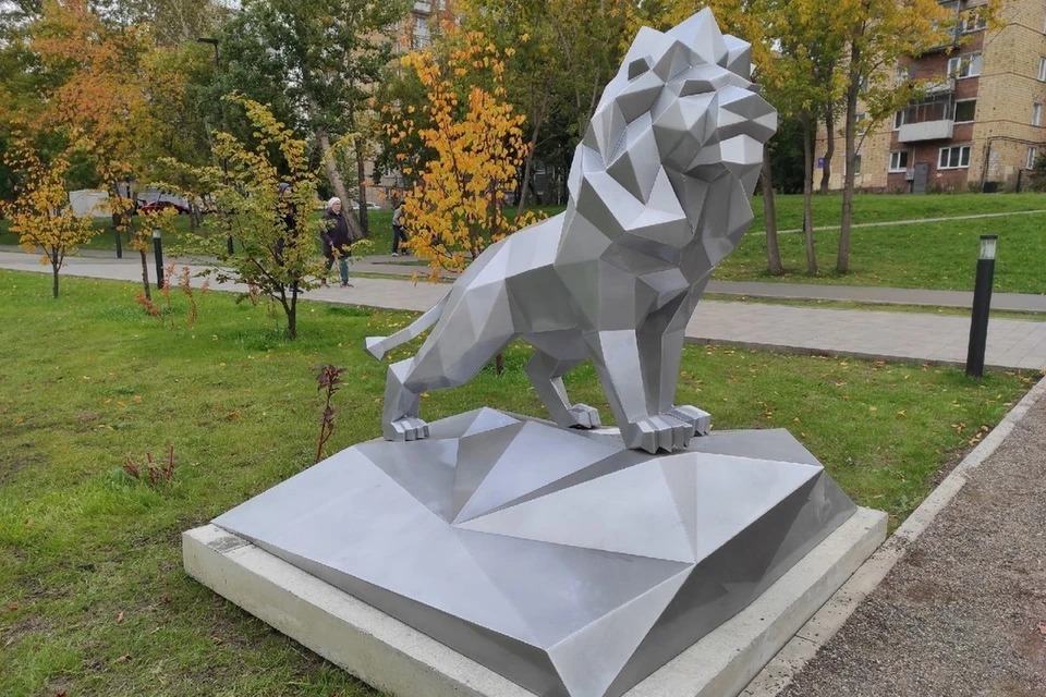 В Красноярске на Ярыгинской набережной появился лев. Фото: администрация города