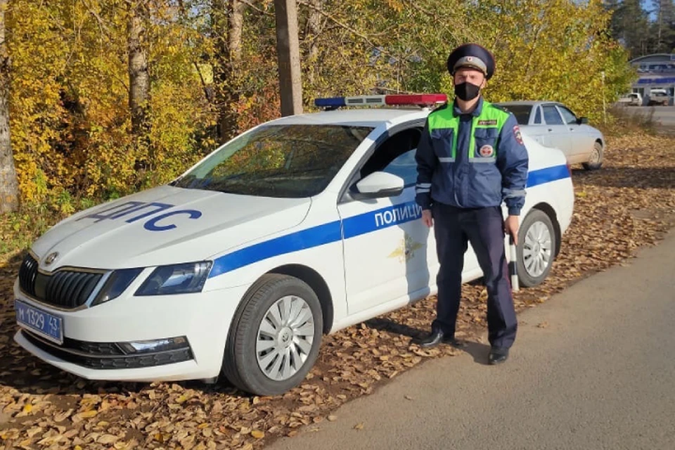 Автоинспекторы сами предложили помощь и сопровождали машину, в которой ехали мать с ребенком, до самой больницы. Фото: vk.com/gibdd43