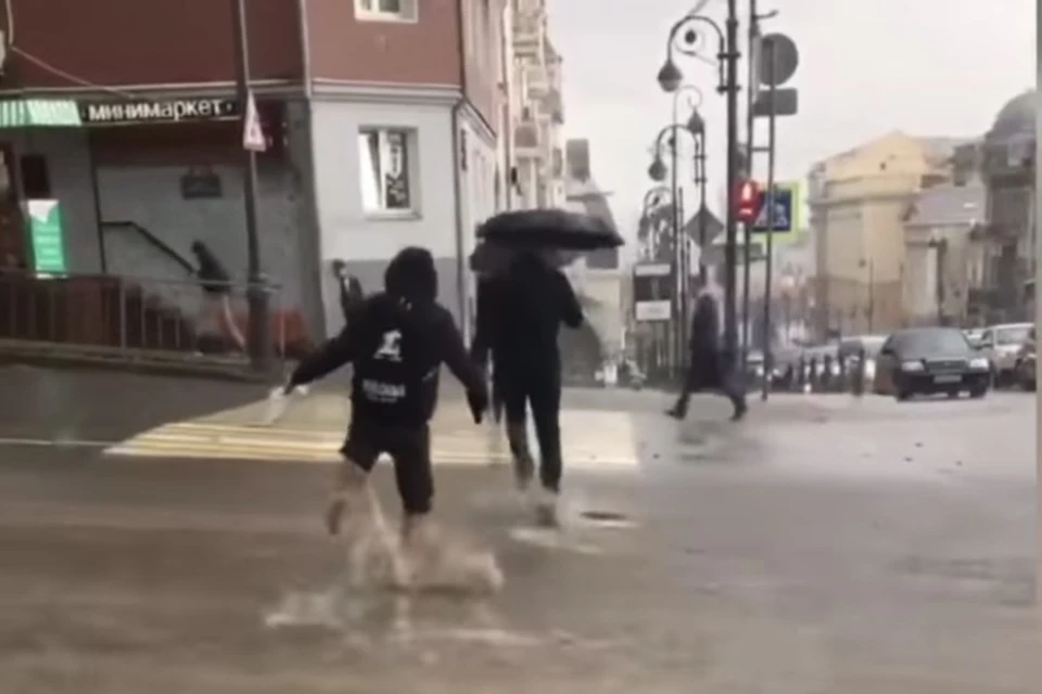 Затопило улицы, переходы, подъезды