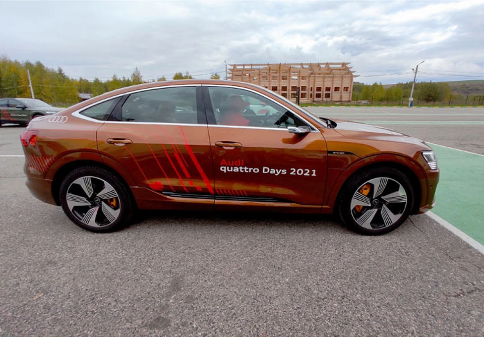 В Нижнем Новгороде провели тестирование электрокара Audi e-tron Sportback.