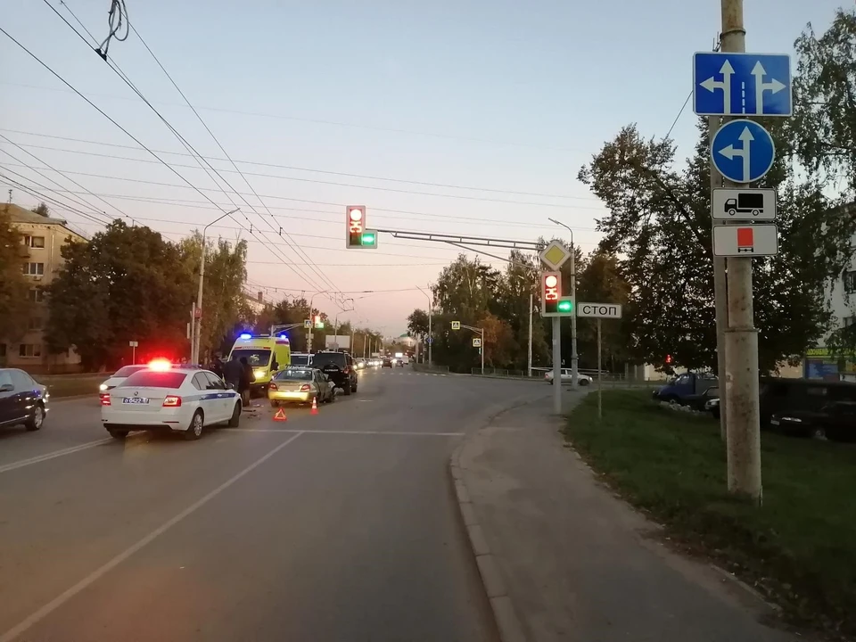 В Орле при столкновении «Дэу Нексии» с внедорожником пострадали два человека. Фото: Госавтоинспекция Орловской области.