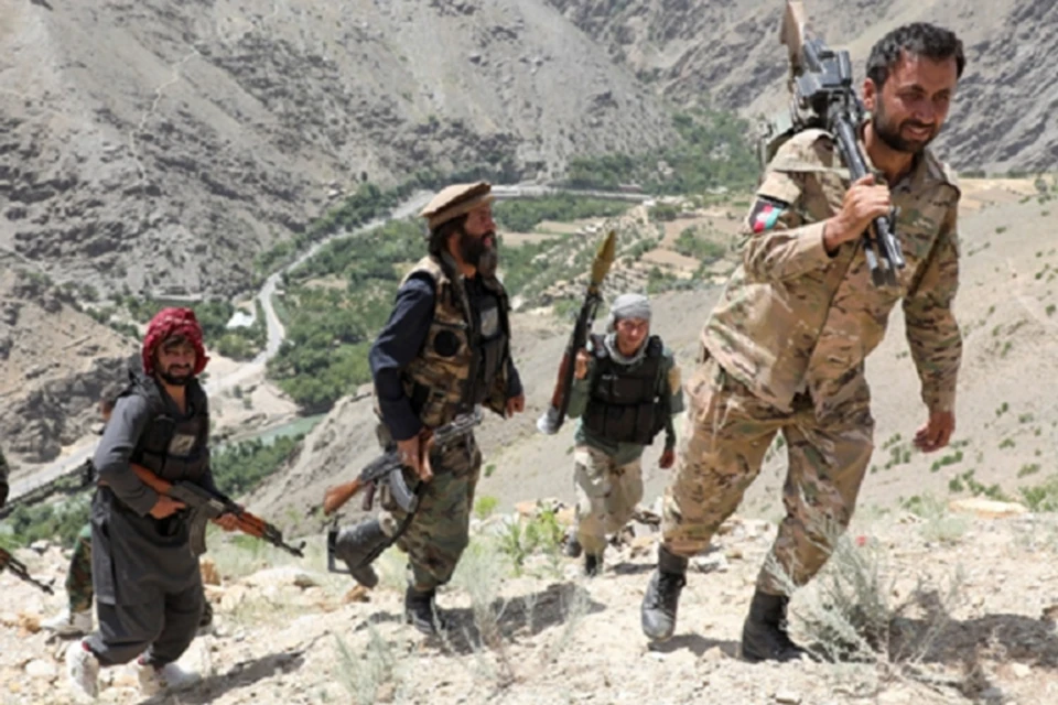 Таджикистан и Афганистан начали стягивать вооруженные силы к границе