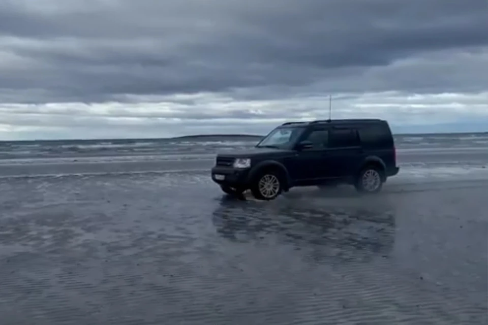 Водитель Land Rover рассекает по пляжу Кийской литорали. Фото: скрин видео