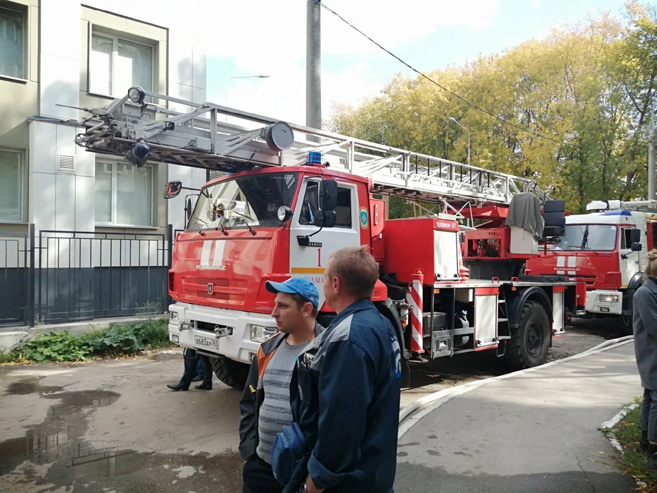 На место выезжали несколько пожарных расчетов