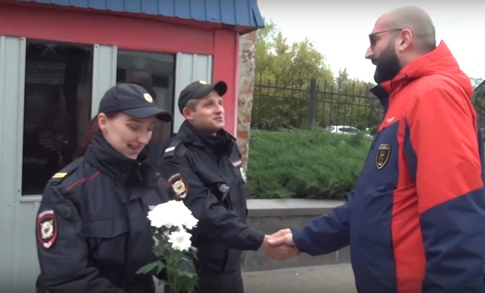 Михаэль Шур нашел спасших его полицейских, чтобы поблагодарить лично. Фото: скриншот видео (УМВД России по Омской области)