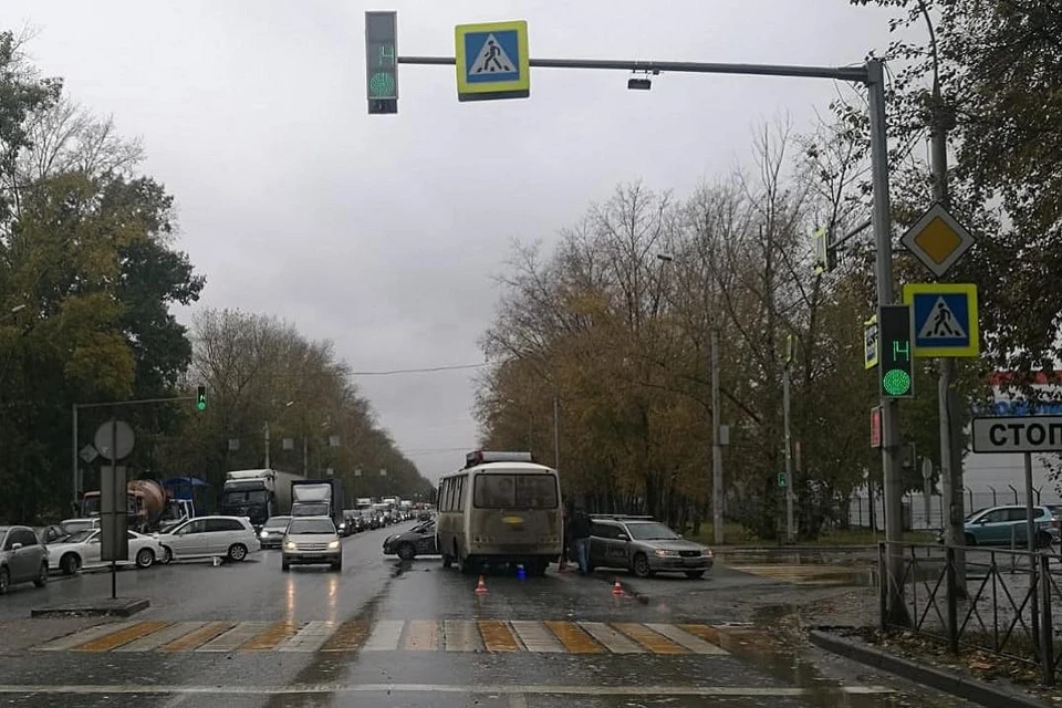 В Новосибирске «Ниссан» столкнулся с автобусом: пострадал 9-месячный младенец. Фото: ГИБДД по Новосибирску.