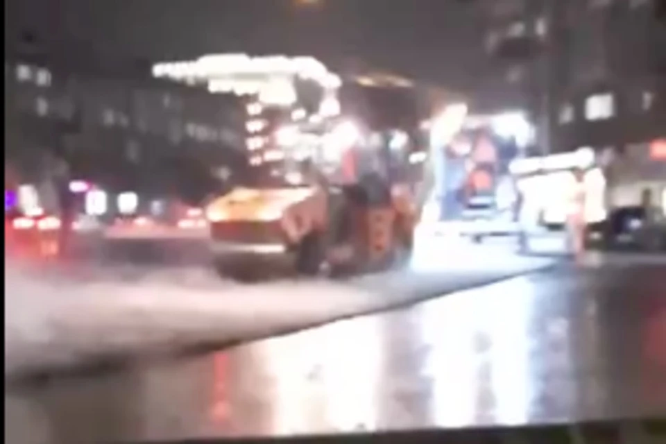 Техника продолжала укладывать асфальт в непогоду. Фото: стоп-кадр с видео