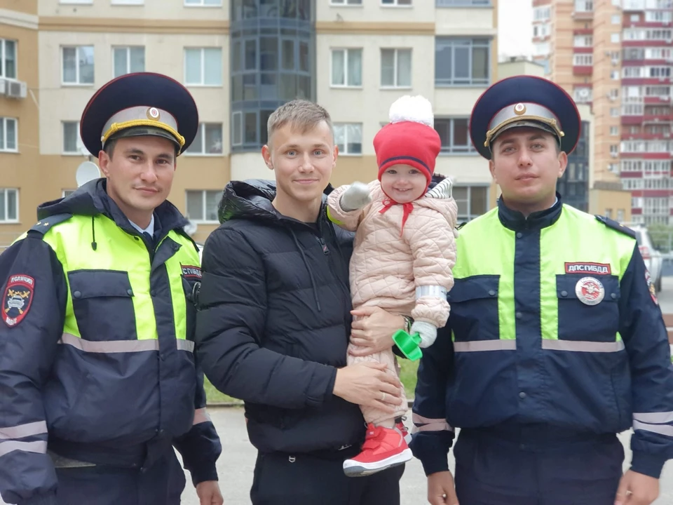 Полицейские пожелали малышке и ее родителям крепкого здоровья и счастливой жизни. Фото: ГУ МВД по Самарской области