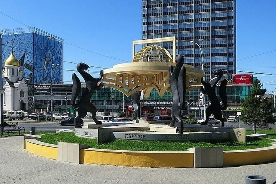 Памятник уже 13 лет украшает центр города. Фото: vk.com/novosibka
