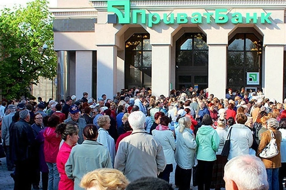 В 2014 году крымчане выстраивались в очереди, чтобы успеть забрать деньги из банков