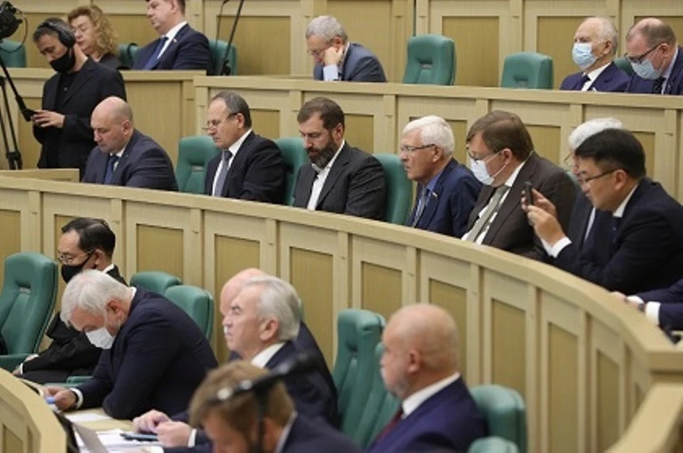 Александр Ведерников принял участие в парламентских слушаниях по федеральному бюджету в Совете Федерации.