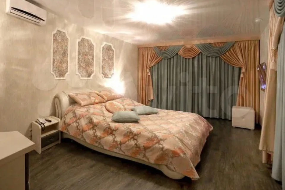 В стоимость входят трехэтажная гостиница, баня, кафе и парковка. Фото: avito.ru