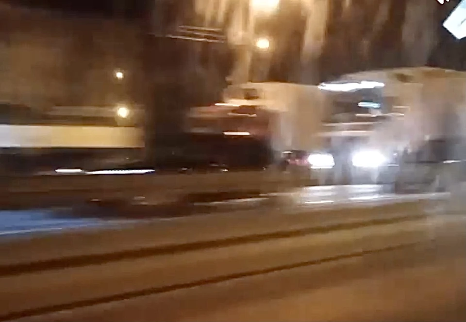 Пробку под Тверью водители сняли на видео. Фото скрин с видео VK/ Подслушано у водителей. Тверь
