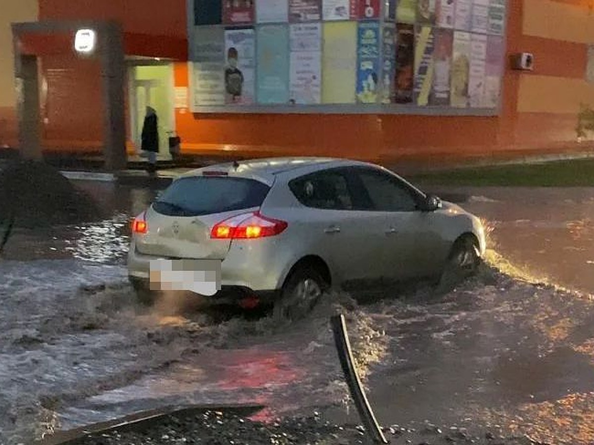 В Новосибирске жители микрорайона Дивногорский жалуются на большие лужи -  KP.RU