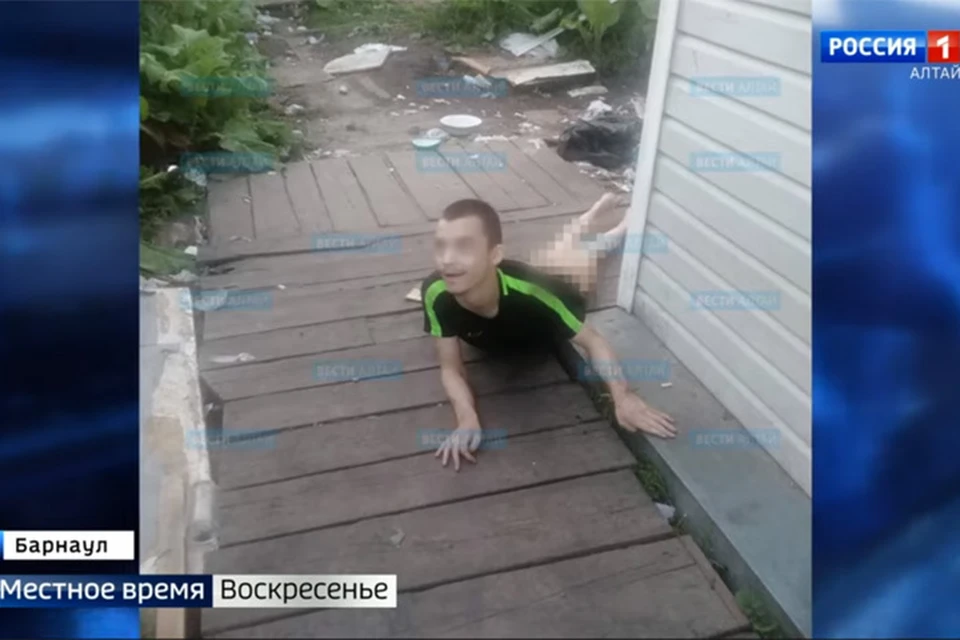 Подросток на руках вылез из дома, чтобы попросить помощь (фото: скриншот видео "Вести-Алтай")