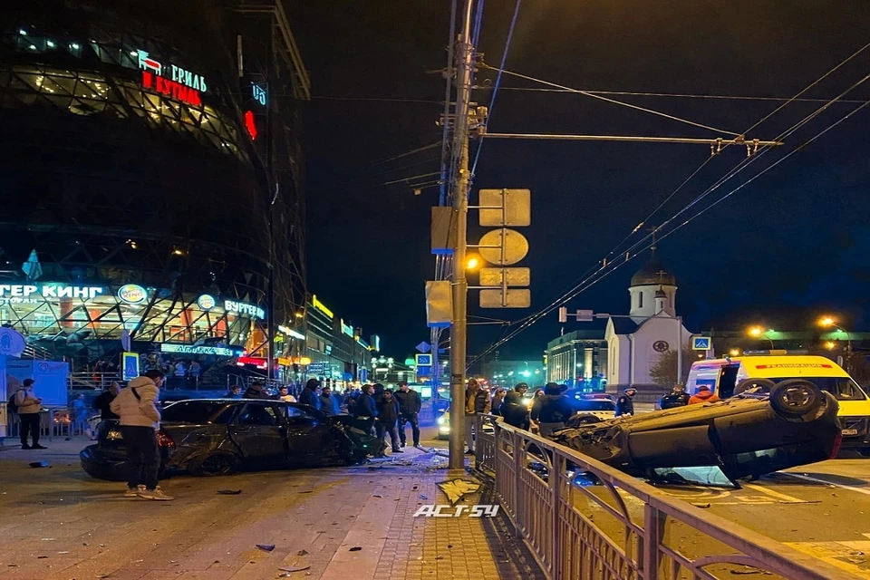 В центре Новосибирска перевернулась легковушка. Фото: "АСТ-54".